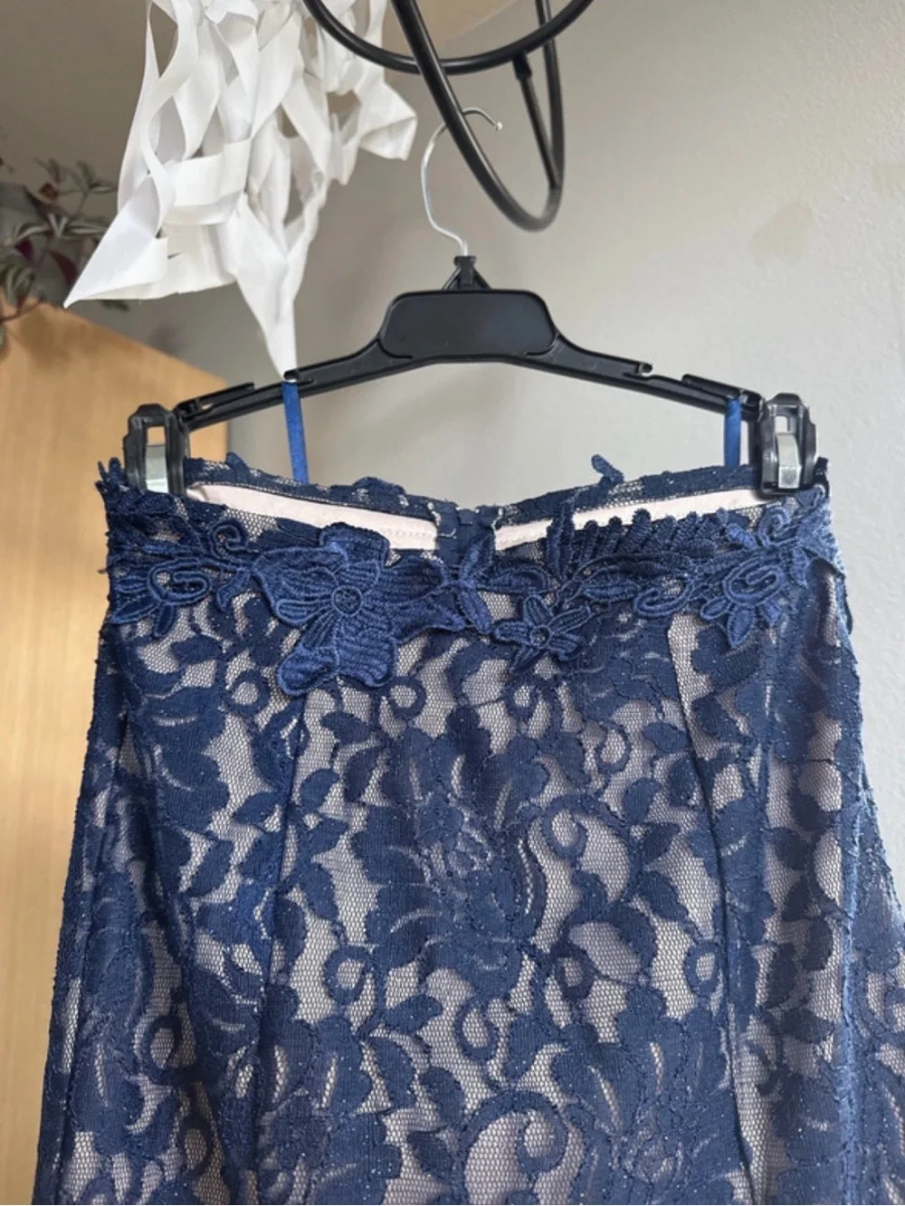 Knitted flowers around the Navy Floral Off-Shoulder Crop with skirt dress size 1